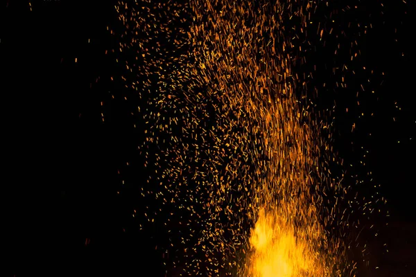 Şenlik Ateşi Kıvılcım Gece Sığ Odak Karanlık Gökyüzünde — Stok fotoğraf