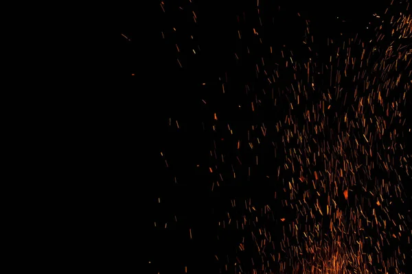 浅いフォーカスで暗い空で焚き火スパーク — ストック写真