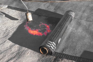 İnşaat sırasında propan pürmüz ile çatı kurulumunu başlat