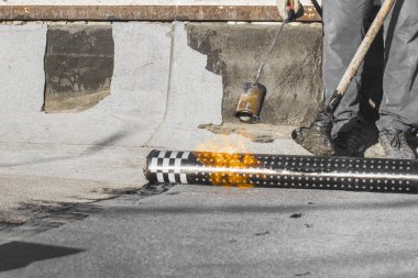 İnşaat sırasında propan pürmüz ile çatı kurulumunu başlat