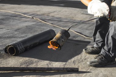 İnşaat sırasında propan pürmüz ile çatı kurulumunu başlat