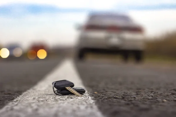 kayıp araba anahtarları bokeh etkisi bulanık bir zemin üzerine karayolu üzerinde yalan
