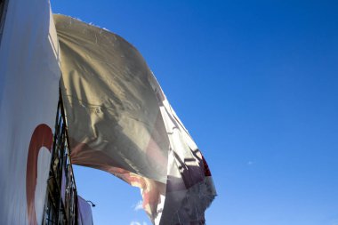 yırtık Billboard mavi gökyüzü hava geliştirme