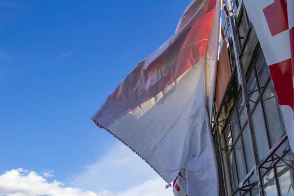 Déchiré Panneau Affichage Développant Dans Air Contre Ciel Bleu — Photo