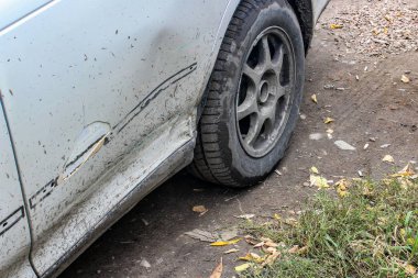 Arabanın ilk kar kırık kirli tampon