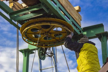 Teleferik güzel bir mavi gökyüzü arka plan üzerinde