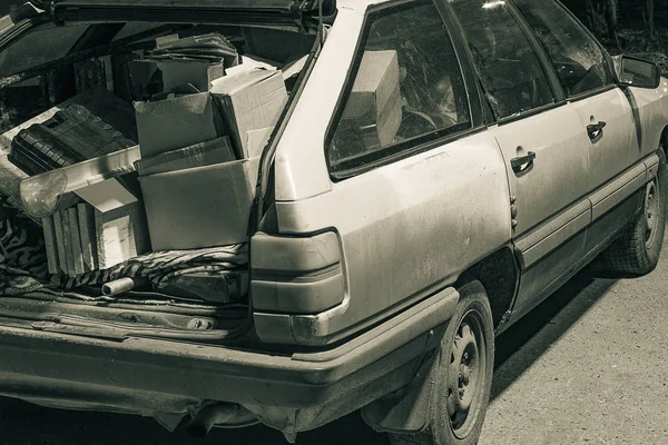 Unnötiger Müll Kofferraum Eines Alten Autos — Stockfoto