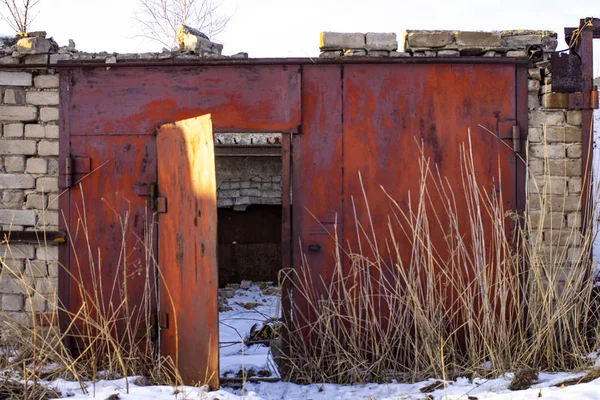 Garage abbandonato con tetto caduto — Foto Stock