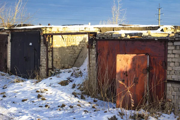 Garagem abandonada com um telhado caído — Fotografia de Stock