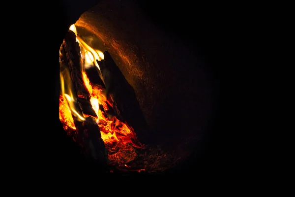 Teplé Vody Kotel Otevřenými Dveřmi Oheň Uvnitř Lopatka Uhlím — Stock fotografie