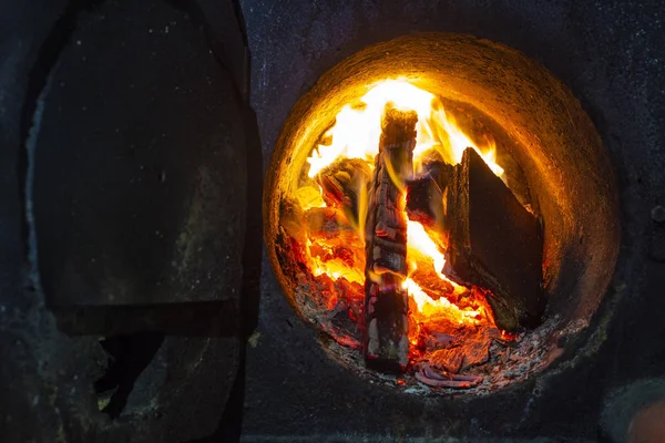 Cazan Apă Caldă Ușă Deschisă Foc Interior Lingură Cărbune — Fotografie, imagine de stoc