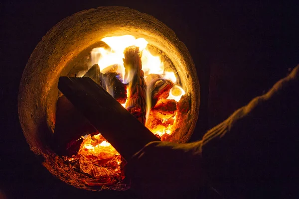 Forró Víz Kazán Nyitott Ajtó Tűz Belső Gombóc Szén — Stock Fotó