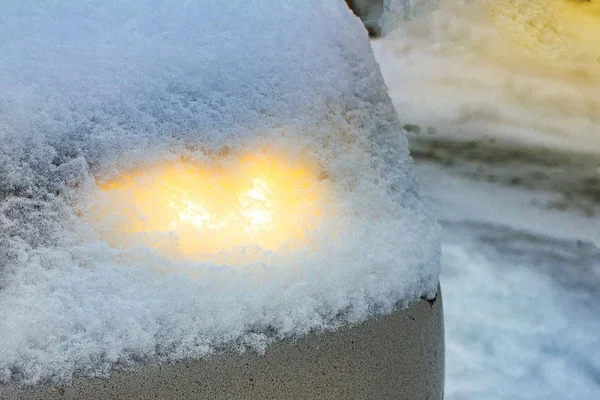 Leuchtende Autoscheinwerfer Durch Eine Schneeschicht Fielen Vom Himmel — Stockfoto