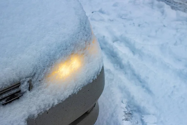 parlayan kafa araba farlar kar tabakası ile gökyüzünden düşen ışık