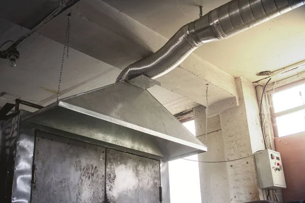 Fabrika, hava kanalı, tehlike endüstriyel hava akımı, dış ve 