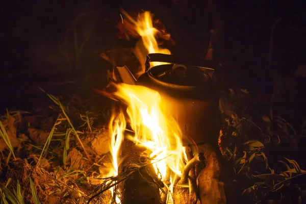 Tűz Egy Szabadtéri Kempingben Vízforraló Kávé Miközben Campin Kemping Vízforraló — Stock Fotó
