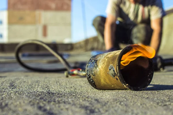 İnşaat sırasında propan pürmüz ile çatı kurulumunu başlat
