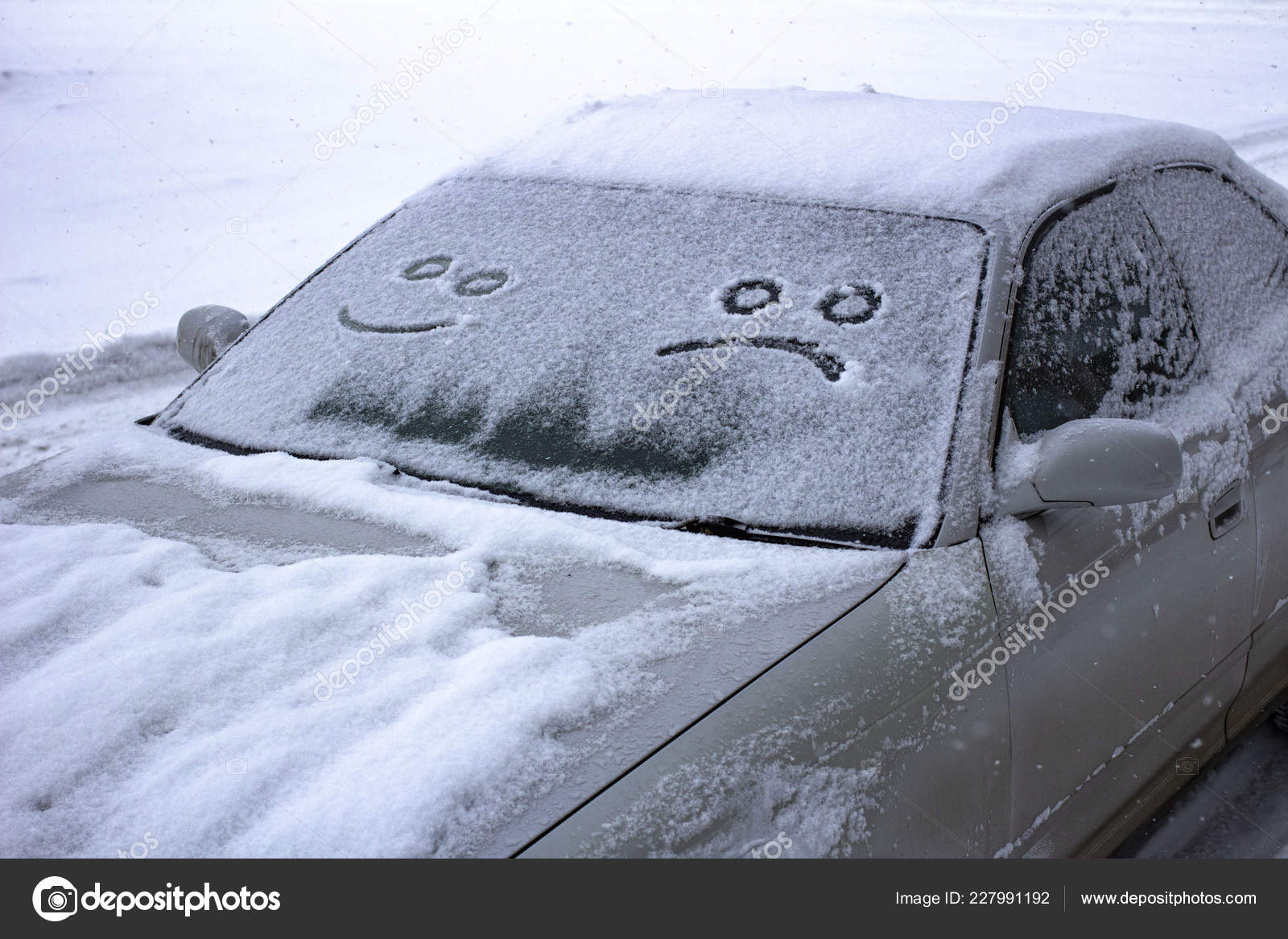 Das Traurige Und Das Glückliche Lächeln Auf Der Verschneiten  Windschutzscheibe - Stockfotografie: lizenzfreie Fotos © alpinist_den  227991192