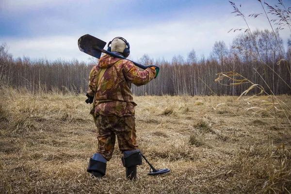 Man Skattjakt Med Metalldetektor Skogen Fältet — Stockfoto