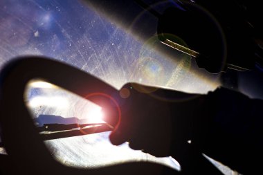 kirli çizilmiş araba ön cam silecek sürücünün elle üzerinde arka plan bulanık bulanık direksiyon simidi üzerinden ile