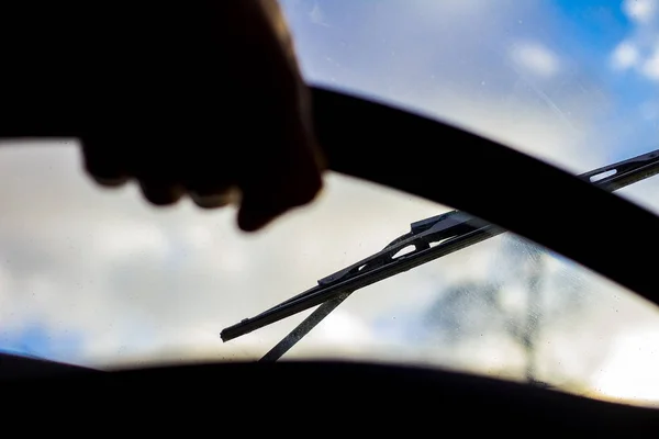 Sucio Parabrisas Del Coche Rayado Con Limpiaparabrisas Través Del Volante — Foto de Stock