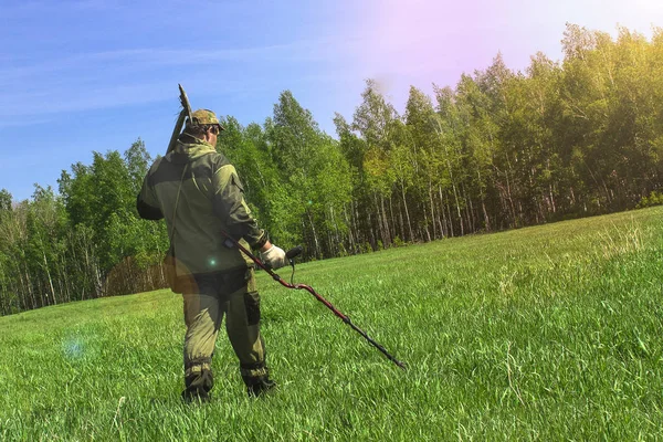 Man Med Elektronisk Metalldetektor Enhet Arbetar Utomhus Bakgrund Närbild Fotografi — Stockfoto