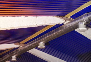 Tipik çıkış kanalı ve merkezi havalandırma kanalı. Bir yuvarlak galvanizli çelik Kanal için tipik bir difüzör bağlanma. 