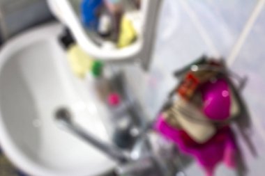 Ev kimyasalları evde banyoda arka plan bulanık.