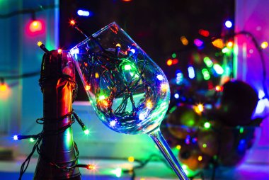 renkli çelenk bir kadeh şampanya gece içinde belgili tanımlık koşmak pencere eşiği yukarıya için Noel
