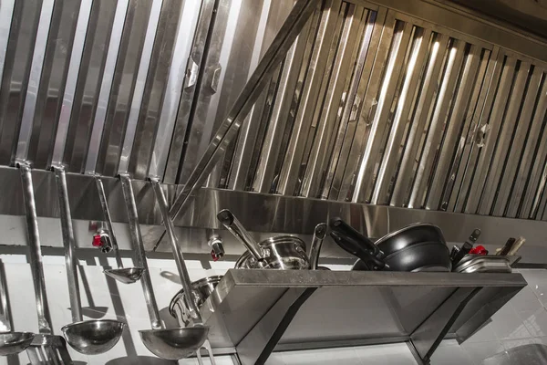 Egzoz sistemleri, kaput filtreleri profesyonel bir mutfakta detaylar