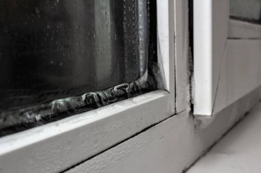 Plastik pencere yakın çekim, ön ve arka plan bokeh etkisi ile bulanık buz
