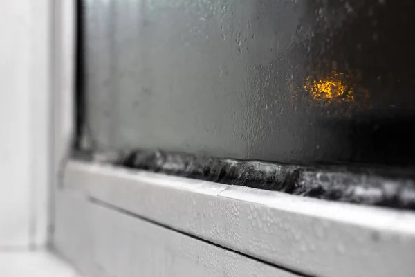 Plastik pencere yakın çekim, ön ve arka plan bokeh etkisi ile bulanık buz