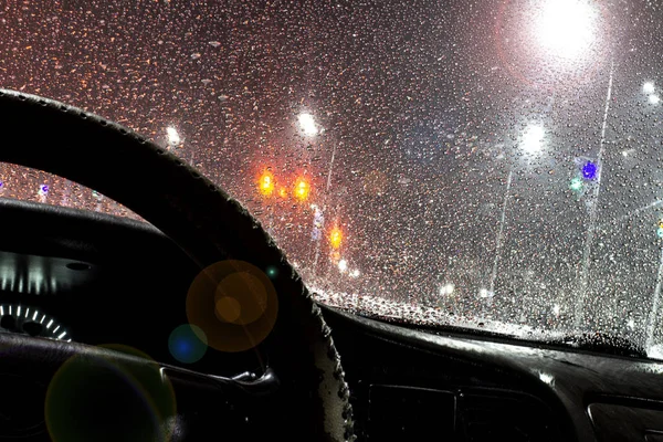 Schöne Wassertropfen Auf Der Windschutzscheibe Des Autos Mit Eingeschaltetem Glasreiniger — Stockfoto