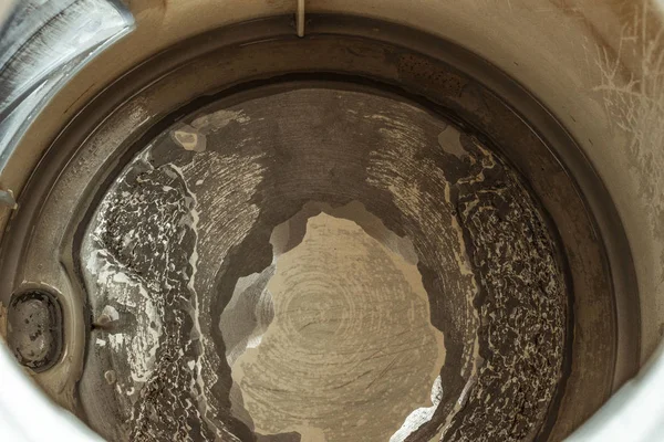 Ölçek, beyaz izole arka planda, kalsiyum karbonat Kretase mevduat kalan eski bir çaydanlık ölçekler. Sert su sorunu