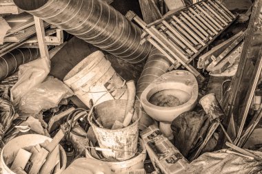 Banliyö garajında büyük bir karmaşa.