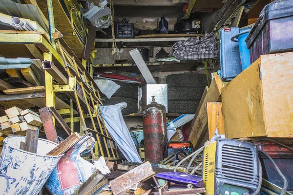 Gran Desorden Garaje Suburbano Sobre Relleno —  Fotos de Stock