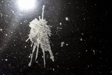 kuş pisliği gece, ön ve arka plan bokeh etkisi ile bulanık arabada ön cam üzerinde iz