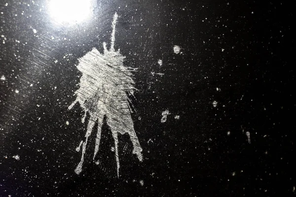 kuş pisliği gece, ön ve arka plan bokeh etkisi ile bulanık arabada ön cam üzerinde iz