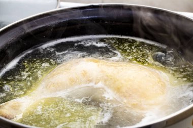 haşlanmış tavuk pot suyu yakın çekim bulanık arka plan ve ön