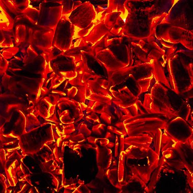 Parlayan sıcak kömürü briket yakın çekim arka plan dokusu