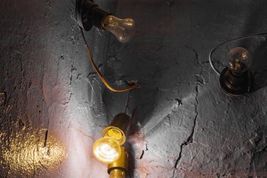 parlayan ve boyalı beton duvar arka plan üzerinde eski kirli ampulleri dışarı yanmış