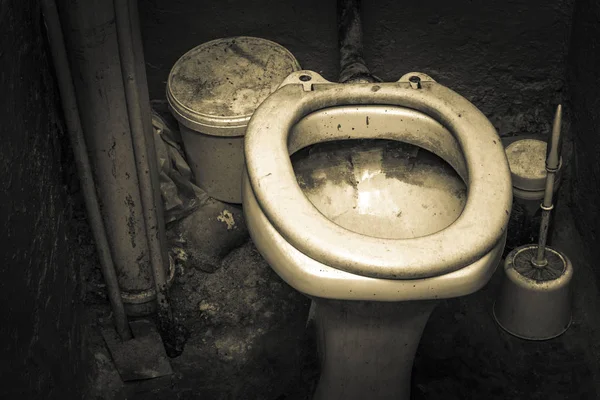 Brudna Niehigieniczna Muszla Klozetowa Plamą Limonki Publicznej Toalecie — Zdjęcie stockowe