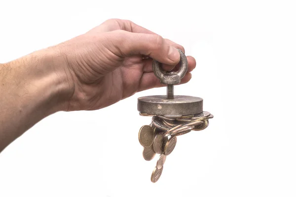 Mıknatıs bulunan para ve izole beyaz zemin üzerine para ile arama