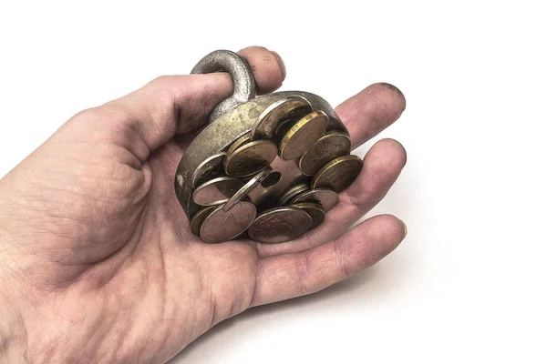 Magnete di ricerca con soldi trovati e monete su dorso bianco isolato — Foto Stock