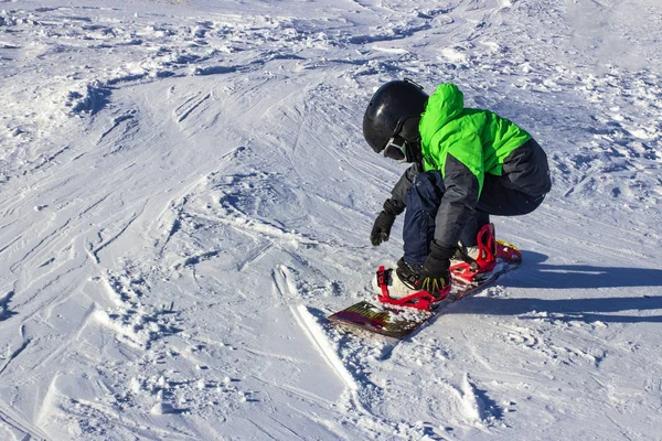 Kind auf dem Snowboard im Winter Sonnenuntergang Natur. Sportfoto mit Bearbeitung — Stockfoto