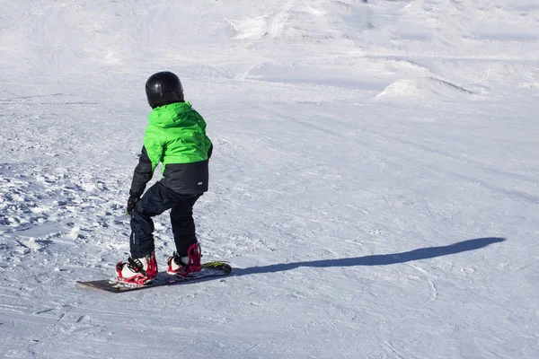 Snowboard kış günbatımı doğada evlat. Spor fotoğraf düzenleme — Stok fotoğraf