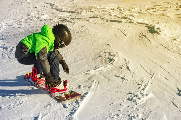 Kind auf dem Snowboard im Winter Sonnenuntergang Natur. Sportfoto mit Bearbeitung — Stockfoto