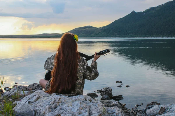 Sylwetka Dziewczyna Zachodzie Słońca Grając Gitarze Rzeki — Zdjęcie stockowe