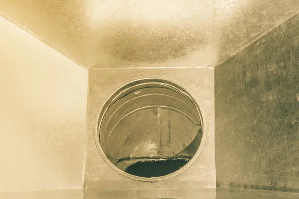 Sombrilla de escape en la cocina del restaurante en una f borrosa — Foto de Stock