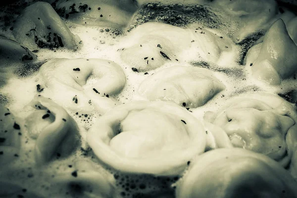 Vleesknoedels worden gekookt in een pot kokend water — Stockfoto